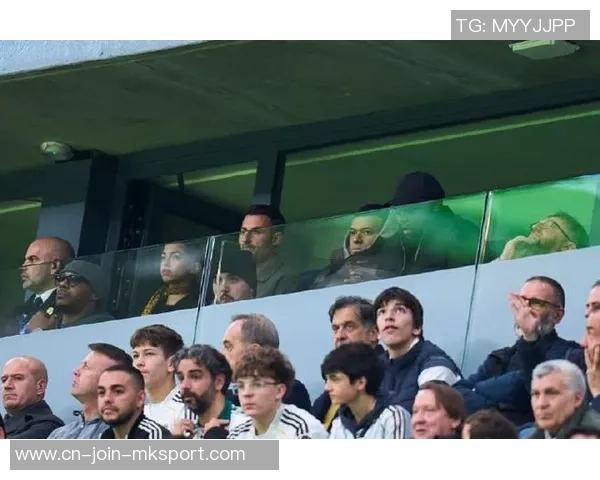 意媒：父亲庆祝亚马尔进球时太振奋，惹恼贝蒂斯球迷并被带离看台